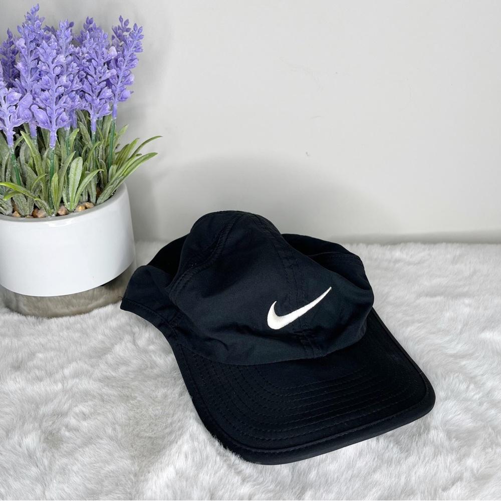 NIKE Black & White Swoosh Logo Featherlight DRI-FIT Adjustable Baseball Hat Cap - Picture 1 of 4